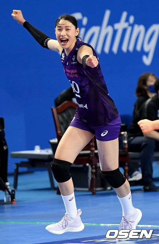 [OSEN=화성, 김성락 기자]  IBK기업은행이 홈에서 반전을 만들며플레이오프 승부를 원점으로 돌렸다.IBK기업은행 알토스는 22일 화성실내체육관에서 열린 도드람 2020-2021 V리그 여자부 플레이오프(3전 2선승제) 흥국생명 핑크스파이더스와의 2차전에서 세트 스코어 3-1(25-6, 25-14, 20-25, 27-25)로 승리했다.3세트 흥국생명 김연경이 득점에 기뻐하고 있다./ksl0919@osen.co.kr