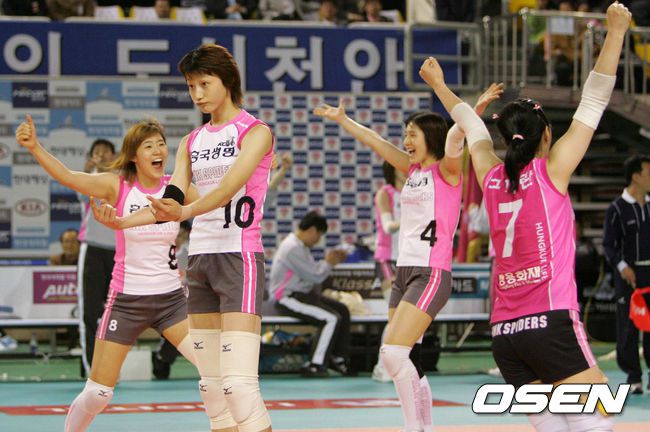 [OSEN=손용호 기자] 2005~06 V리그 챔피언결정 5차전, 득점에 기뻐하는 흥국생명