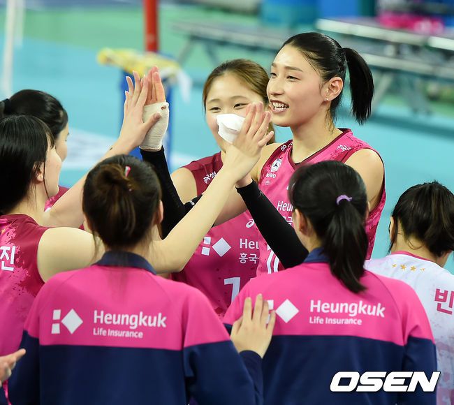 [OSEN=인천, 민경훈 기자] 24일 오후 인천 계양체육관에서 도드람 2020-2021 V리그 여자부 흥국생명과 IBK기업은행 플레이오프 3차전 경기가 열렸다. 이 경기에서 흥국생명은 세트 스코어 3-0(25-12, 25-14, 25-18)으로 승리하고 시리즈 전적 2승 1패로 챔피언 결정전진출을 확정했다.손가락 부상을 참고 경기에 출전한 김연경은 부상을 당한 선수라고는 믿을 수 없는 움직임을 보여주면서 23득점(성공률 59.5%)로 활약했다. 브루나(14득점)와 김미연(6득점)도 김연경을 도왔다.경기를 마치고 흥국생명 김연경이 동료들과 승리의 기쁨을 나누고 있다. /rumi@osen.co.kr