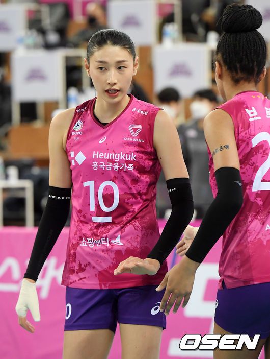 [OSEN=인천, 민경훈 기자]흥국생명 김연경이 오른손에 붕대를 감고 훈련을 하며 부르나와 하이파이브를 하고 있다. /rumi@osen.co.kr