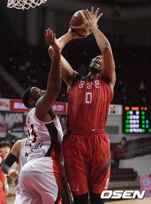 [OSEN=안양,박준형 기자]1쿼터 KGC 설린저가 훅슛을 시도하고 있다./ soul1014@osen.co.kr