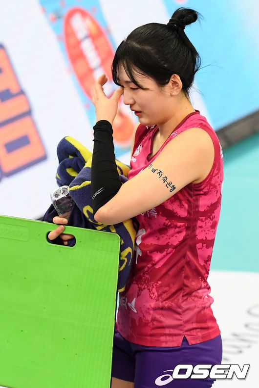 [OSEN=인천, 민경훈 기자] 24일 오후 인천 계양체육관에서 도드람 2020-2021 V리그 여자부 흥국생명과 IBK기업은행 플레이오프 3차전 경기가 열렸다. 이 경기에서 흥국생명은 세트 스코어 3-0(25-12, 25-14, 25-18)으로 승리하고 시리즈 전적 2승 1패로 챔피언 결정전 진출을 확정했다. 손가락 부상을 참고 경기에 출전한 김연경은 부상을 당한 선수라고는 믿을 수 없는 움직임을 보여주면서 23득점(성공률 59.5%)로 활약했다. 브루나(14득점)와 김미연(6득점)도 김연경을 도왔다. 경기를 마치고 흥국생명 박현주가 눈물을 흘리고 있다. /rumi@osen.co.kr