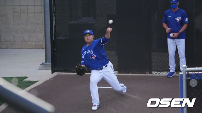 [OSEN=더니든(미 플로리다주), 이사부 통신원] 토론토의 류현진이 27일(한국시간) 플로리다주 더니든의 TD 볼파크에서 벌어진 필라델피아와의 시범경기에 앞서 불펜에서 구위를 점검하고 있다. /lsboo@osen.co.kr