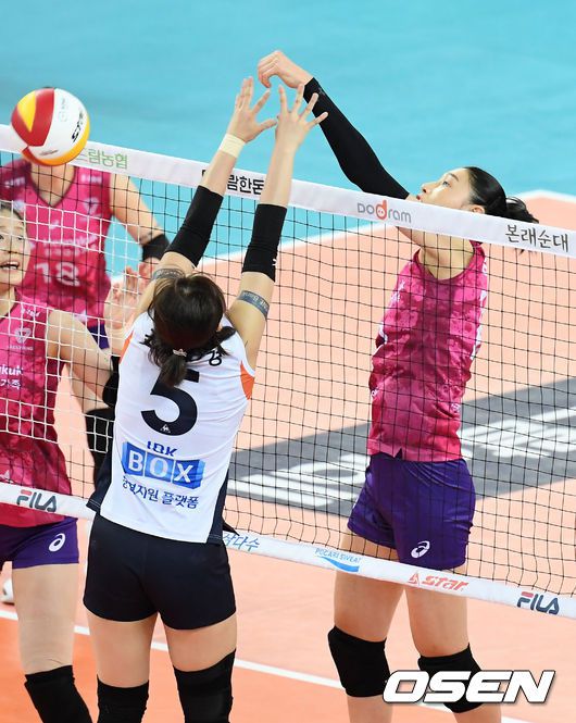 [OSEN=인천, 민경훈 기자]1세트 흥국생명 김연경이 왼손으로 속공에 성공하고 있다./rumi@osen.co.kr
