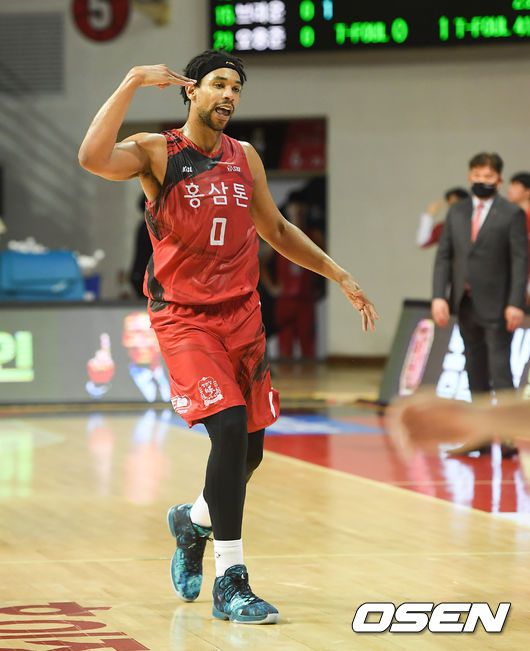 [OSEN=안양,박준형 기자]1쿼터 KGC 설린저가 훅슛을 시도하고 있다./ soul1014@osen.co.kr