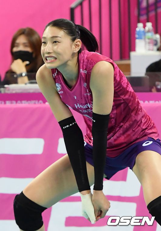 [OSEN=인천, 민경훈 기자]흥국생명 김연경이 오른손에 붕대를 감고 경기 전 이를 악물며 훈련을 하고 있다. /rumi@osen.co.kr