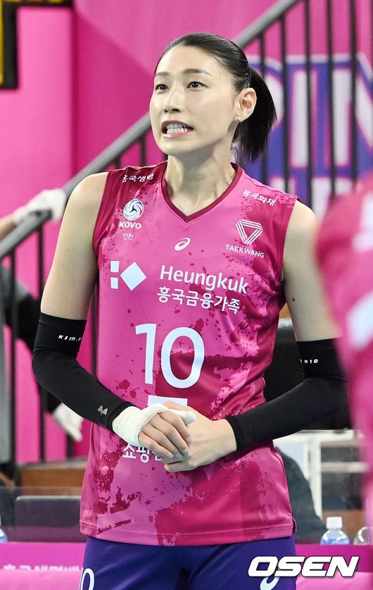 [OSEN=인천, 민경훈 기자]흥국생명 김연경이 오른손에 붕대를 감고 경기 전 훈련을 하며 붕대를 한 오른손의 고통을 참고 있다. /rumi@osen.co.kr