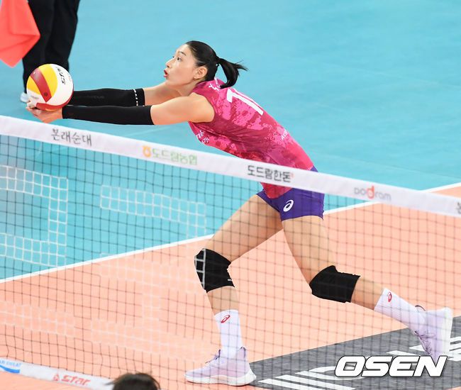 [OSEN=인천, 민경훈 기자]1세트 흥국생명 김연경이 빠르게 달려 토스를 하고 있다./rumi@osen.co.kr