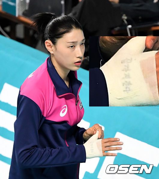 [OSEN=장충, 최규한 기자]경기 전 훈련에서 흥국생명 김연경이 부상 중인 오른손을 만지고 있다. 붕대 안 ‘끝까지간다’라고 적어놓은 글귀가 시선을 사로잡는다. / dreamer@osen.co.kr