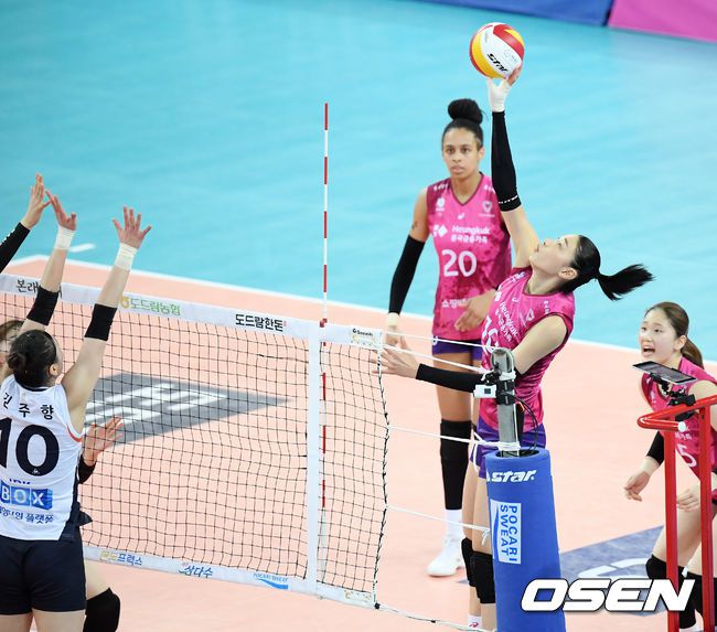 [OSEN=인천, 민경훈 기자]1세트 흥국생명 김연경이 연타공격을 하고 있다/rumi@osen.co.kr