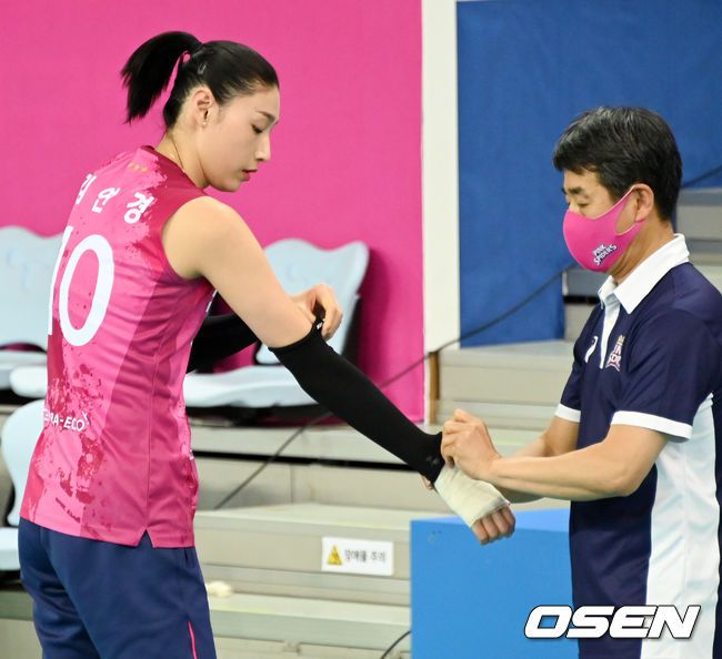 [OSEN=인천, 민경훈 기자]흥국생명 김연경이 붕대 감은 손을 점검하며 훈련 준비를 하고 있다. /rumi@osen.co.kr
