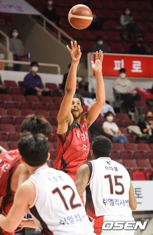 [OSEN=안양,박준형 기자]2쿼터 KGC 설린저가 훅슛을 성공시키고 있다. / soul1014@osen.co.kr