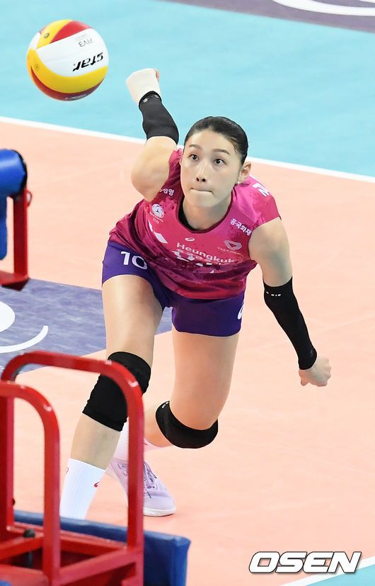 [OSEN=인천, 민경훈 기자]1세트 흥국생명 김연경이 온몸을 날려 디그를 시도하고 있다./rumi@osen.co.kr
