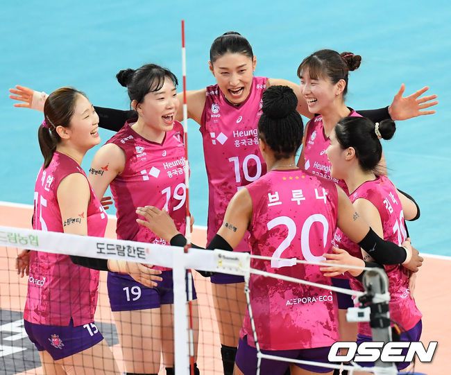 [OSEN=인천, 민경훈 기자]2세트 흥국생명 선수들이 공격에 성공한 후 기뻐하고 있다./rumi@osen.co.kr