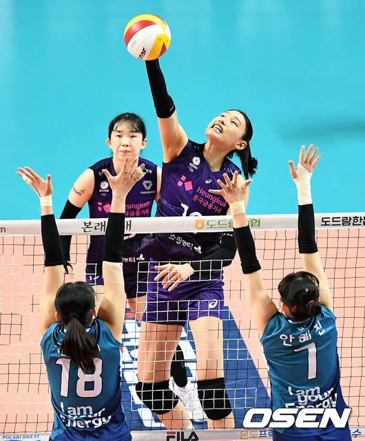 [OSEN=장충, 최규한 기자] 28일 오후 서울 장충체육관에서 ‘2020-2021 도드람 V-리그’ 여자부 챔피언 결정전 2차전 GS칼텍스와 흥국생명의 경기가 열렸다.1세트, 흥국생명 김연경이 공격을 시도하고 있다. / dreamer@osen.co.kr