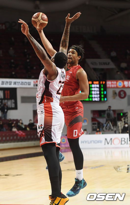 [OSEN=안양,박준형 기자]2쿼터 KGC 설린저가 3점슛을 성공시키고 있다. . / soul1014@osen.co.kr