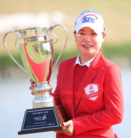 [OSEN=제주, 조은정 기자] 11일 제주 서귀포 롯데 스카이힐 제주 컨트리클럽 스카이·오션 코스(파72, 6370야드)에서 2021 KLPGA 투어 개막전인 롯데 렌터카 여자오픈(총상금 7억원, 우승상금 1억2600만원) 최종라운드 경기가 진행됐다.이소미가 최종합계 6언더파 282타로 우승을 차지했다.우승을 거둔 이소미가 포즈를 취하고 있다. /cej@osen.co.kr
