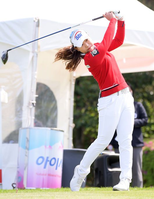 [OSEN=제주, 조은정 기자]1번홀 이소미가 티샷을 하고 있다. /cej@osen.co.kr
