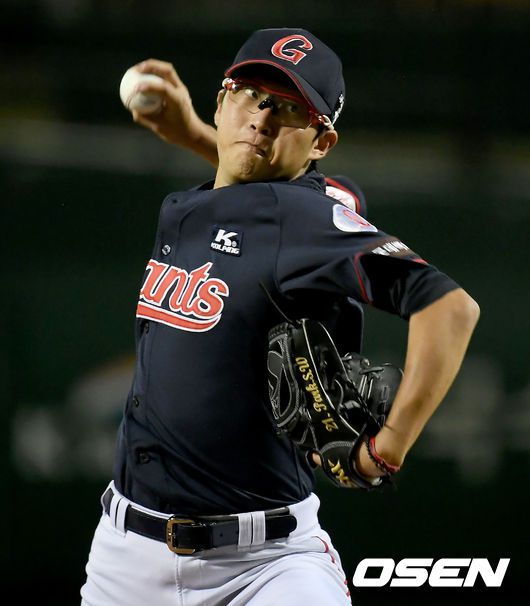 [OSEN=대전, 김성락 기자] 24일 오후 대전 한화이글스파크에서 ‘2020 신한은행 SOL KBO 리그’ 한화 이글스와 롯데 자이언츠의 경기가 열렸다.1회말 롯데 선발 박세웅이 마운드에 올라 힘차게 공을 뿌리고 있다./ksl0919@osen.co.kr