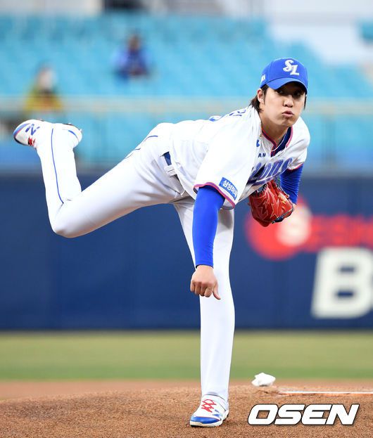 [OSEN=대구, 이대선 기자] 13일 대구 삼성라이온즈파크에서 ’2021 신한은행 SOL KBO 리그' 삼성 라이온즈와 한화 이글스의 경기가 열렸다.1회초 무사에서 삼성 선발투수 원태인이 역투하고 있다. /sunday@osen.co.kr