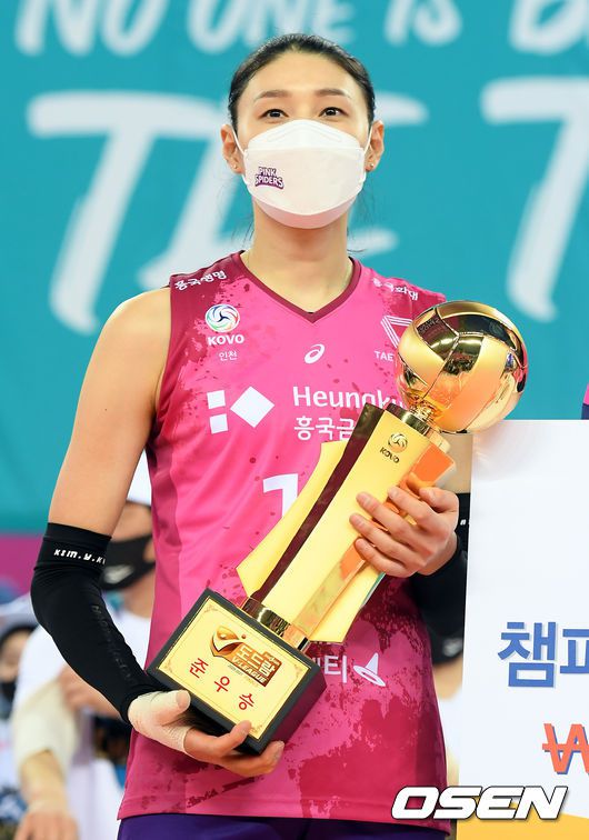 [OSEN=인천, 조은정 기자] 흥국생명 김연경이 챔피언결정전 준우승 트로피를 안고 포즈를 취하고 있다. /cej@osen.co.kr