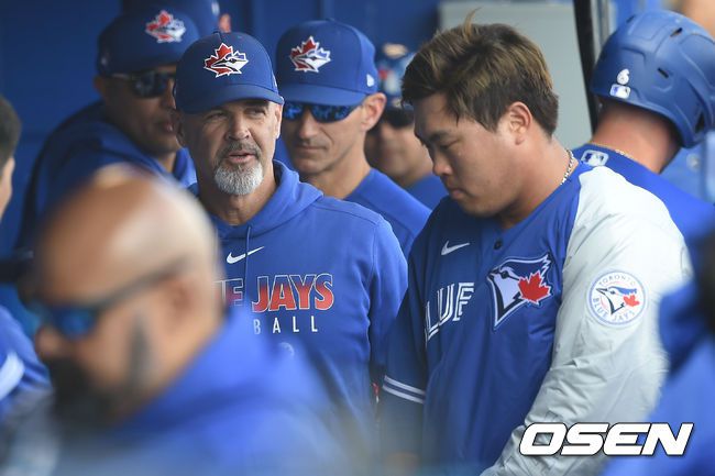 [OSEN=더니든(미국 플로리다주), 박준형 기자] 토론토 피트 워커 투수 코치가 류현진과 이야기를 나누고 있다. /soul1014@osen.co.kr