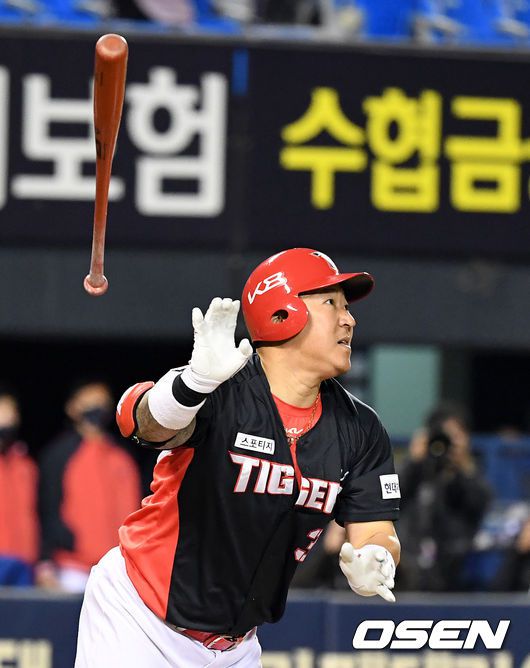 [OSEN=잠실, 지형준 기자] 20일 오후 서울 잠실야구장에서 ‘2021 신한은행 SOL KBO리그’ LG 트윈스와 KIA 타이거즈의 경기가 열렸다. 5회초 2사 1루에서 KIA 최형우가 개인통산 2000번째 안타를 투런포로 장식하고 있다. /jpnews@osen.co.kr