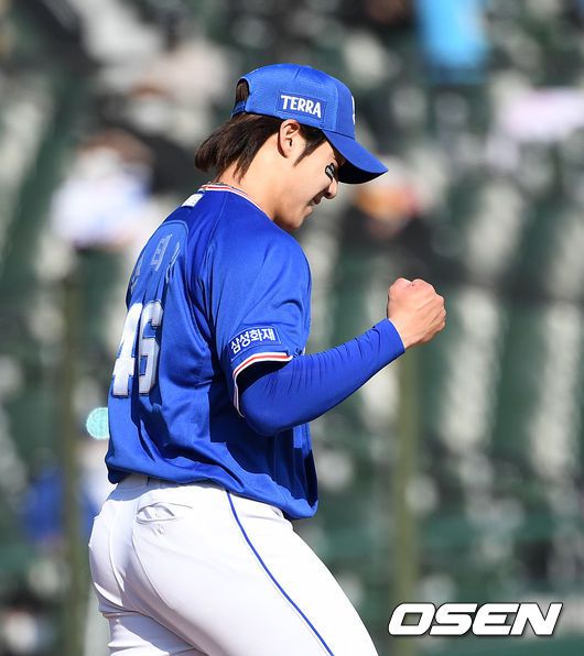 [OSEN=부산, 이대선 기자] 18일 오후 부산 사직야구장에서 ’2021 신한은행 SOL KBO 리그' 롯데 자이언츠와 삼성 라이온즈의 경기가 열렸다.7회말 2사 1,2루에서 삼성 원태인이 롯데 이병규를 내야땅볼로 처리하고 환호하고 있다. /sunday@osen.co.kr