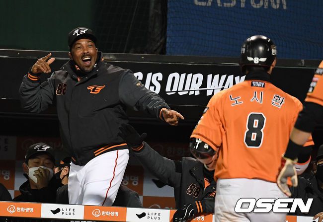 [OSEN=대전, 지형준 기자]3회말 2사 1,2루에서 한화 워싱턴 코치가 노시환의 우월 스리런포에 열광하고 있다.  /jpnews@osen.co.kr