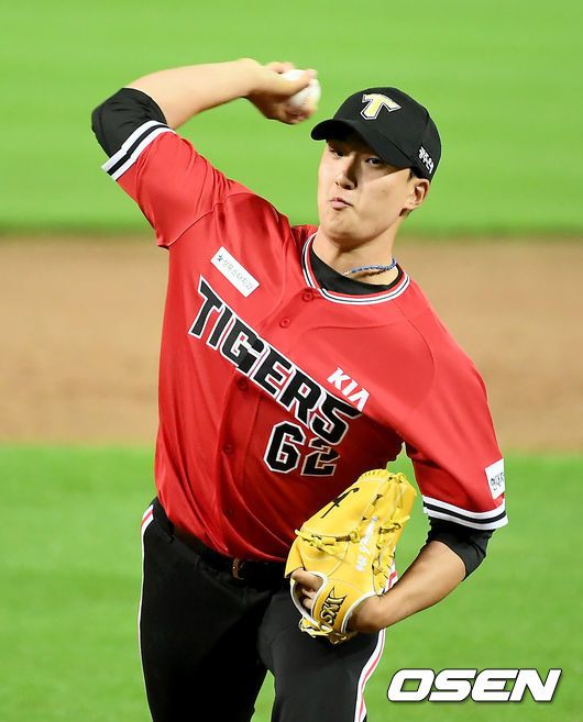 [OSEN=광주, 김성락 기자] KIA 타이거즈가 삼성 라이온즈와의 추억의 유니폼 대결에서 승리했다.KIA는 25일 광주-기아 챔피언스필드에서 열린 '2020 신한은행 SOL KBO리그' 삼성과의 팀간 10차전에서 투수진의 철벽 계투와 8회 6점을 뽑아내는 응집력을 과시하며8-2역전승을 거두었다.이날 양 팀은 검빨 유니폼(KIA)과 올드 유니폼(삼성)을 입고 '추억의 88고속도로 씨리즈' 대결을 벌여 관심을 보았다. KIA 선발 애런 브룩스와 삼성 선발 벤 라이블리의 호투로 3회까지는 영의 행진이었다.9회초 KIA 정해영이 마운드에 올라 힘차게 공을 뿌리고 있다./ksl0919@osen.co.kr