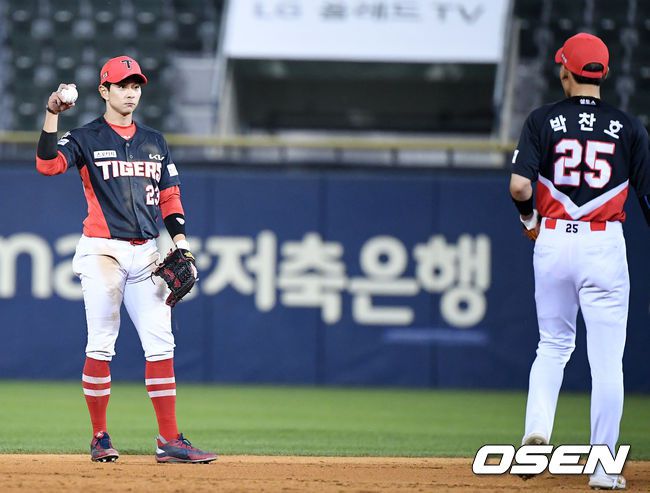 [OSEN=잠실, 지형준 기자] 22일 오후 서울 잠실야구장에서 ‘2021 신한은행 SOL KBO리그’ LG 트윈스와 KIA 타이거즈의 경기가 열렸다.연장 10회말 1사 1루에서 KIA 최정민이 LG 유강남의 라인드라이브 타구를 처리하고 있다. /jpnews@osen.co.kr