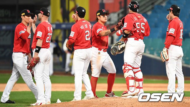 [OSEN=최규한 기자]승리한 SSG 선수들이 인사를 나누고 있다. /  dreamer@osen.co.kr