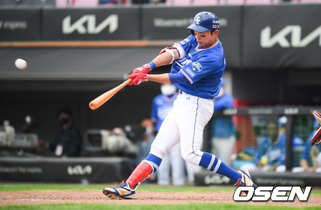 [OSEN=광주,박준형 기자] 25일 광주기아챔피언스필드에서 '2021 신한은행 SOL KBO 리그' KIA 타이거즈와 삼성 라이온즈의 경기가 진행됐다.5회초 무사 1루 삼성 송준석이 2루타를 날리고 있다 / soul1014@osen.co.kr