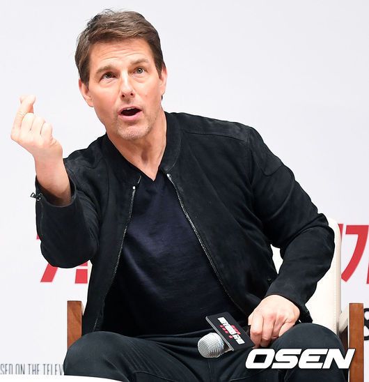 [OSEN=이동해 기자]배우 톰 크루즈가 하트를 보내고 있다. / eastsea@osen.co.kr