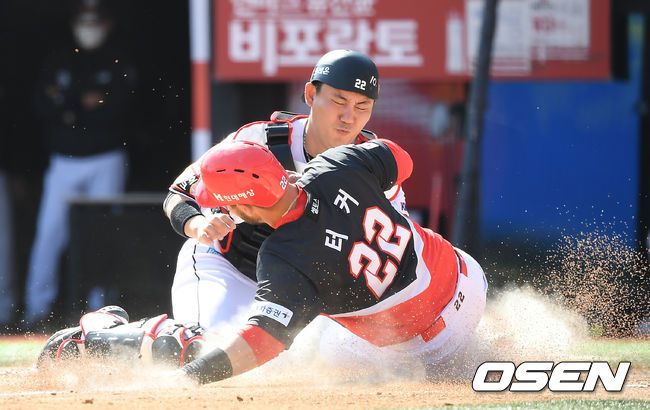 [OSEN=수원 , 곽영래 기자] KT 장성우가 KIA 최형우의 1루수 앞 땅볼때 홈으로 쇄도하는 터커를 아웃시키고 있다. /youngrae@osen.co.kr