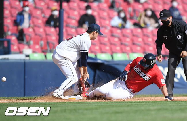 [OSEN=잠실,민경훈 기자]5회초 2사 주자 1루 SSG 박성한의 중견수 앞 안타때 정의윤이 3루에 세이프 되고 있다./ rumi@osen.co.kr