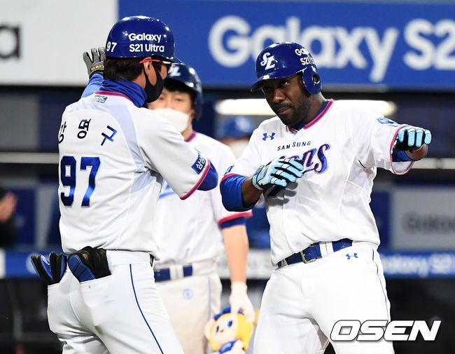 [OSEN=대구, 이대선 기자] 삼성 피렐라가 우중월 솔로 홈런을 치고 홈에서 강명구 코치와 세리머니를 펼치고 있다. /sunday@osen.co.kr