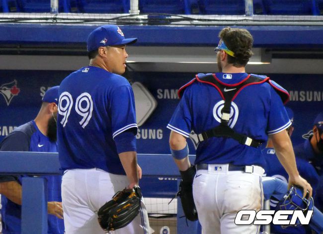 [OSEN=더니든(미 플로리다주), 이사부 통신원]5회 토론토 류현진이 마운드를 내려가며 포수 대니 잰슨과 이야기를 나누고 있다. / lsboo@osen.co.kr