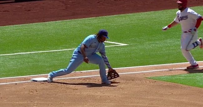 [사진] 텍사스전에서 1루수 게레로 주니어가 원바운드 송구를 잡으려다가 놓치는 장면. / MLB.tv 중계화면