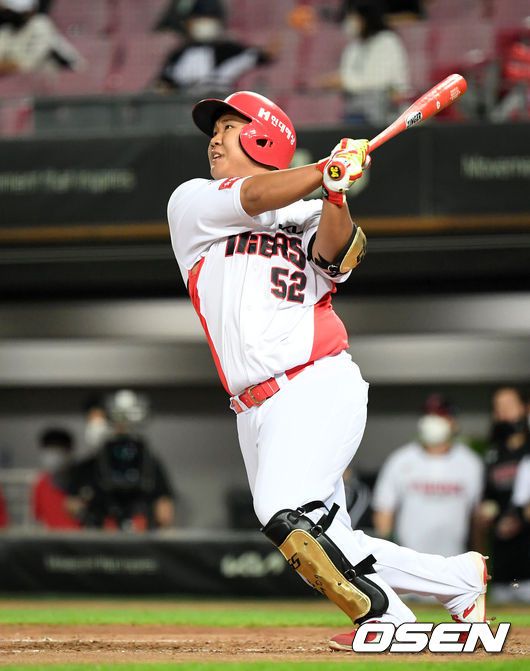 [OSEN=광주, 이대선 기자] 13일 오후 광주-기아 챔피언스필드에서 ’2021 신한은행 SOL KBO 리그' KIA 타이거즈와 LG 트윈스의 경기가 열렸다. 7회말 무사 1루에서 KIA 황대인이 좌월 투런 홈런을 치고 있다. /sunday@osen.co.kr