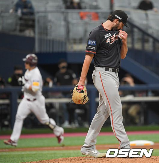 [OSEN=고척,박준형 기자] 16일 오후 고척스카이돔에서 '2021 신한은행 SOL KBO리그' 키움 히어로즈와 한화 이글스의 경기가 진행됐다.5회말 1사 키움 박동원에게 선취 솔로홈런을 허용한 한화 선발투수 카펜터가 아쉬워하고 있다. / soul1014@osen.co.kr