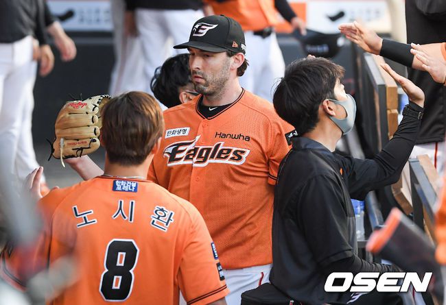 [OSEN=대전,박준형 기자]7회초 무실점으로 KT 공격을 막은 한화 선발투수 카펜터가 동료들의 축하를 받으며 더그아웃으로 들어가고 있다 / soul1014@osen.co.kr