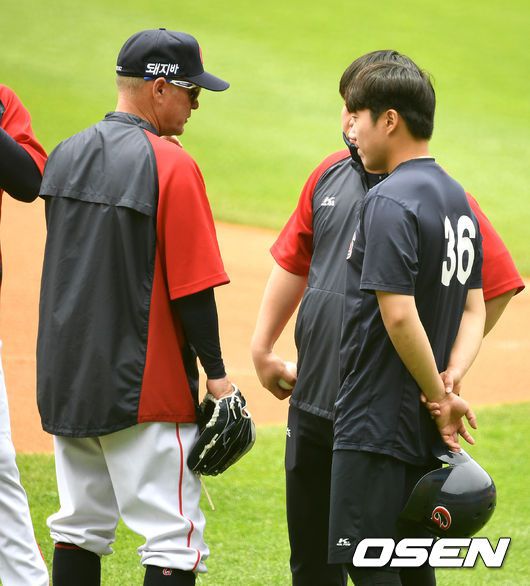 [OSEN=잠실, 지형준 기자]경기에 앞서 롯데 서튼 감독이 추재현과 이야기를 나누고 있다. /jpnews@osen.co.kr