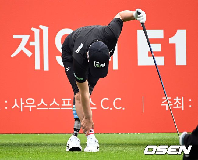 [OSEN=이천, 조은정 기자]아마추어 한정원이 티샷 전 캐디와 대화하고 있다. 2021.05.28/cej@osen.co.kr