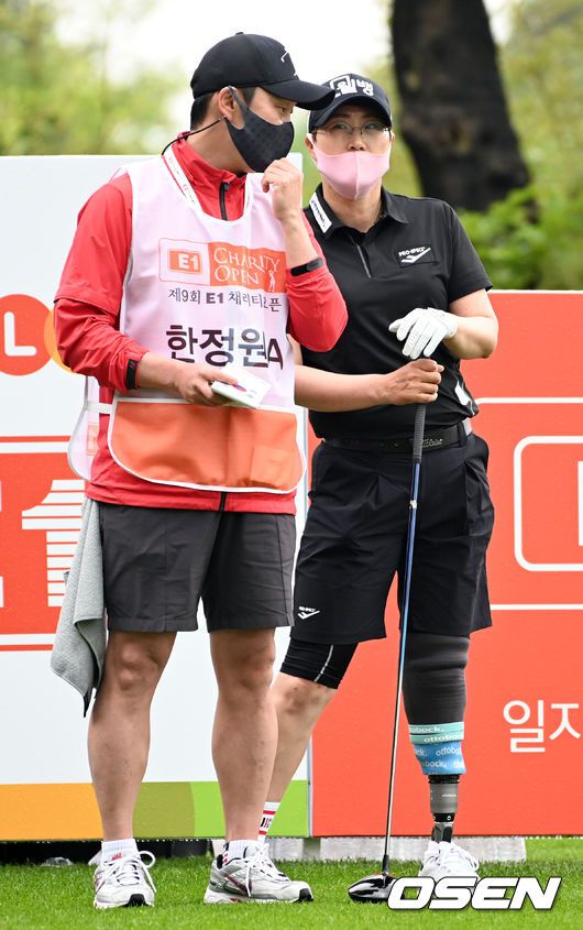 [OSEN=이천, 조은정 기자]아마추어 한정원이 1번홀 티샷에 앞서 기도를 하고 있다. 2021.05.28 /cej@osen.co.kr