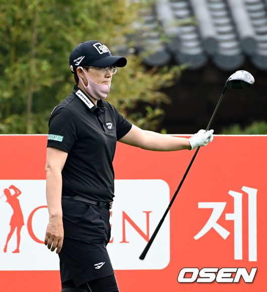 [OSEN=이천, 조은정 기자]아마추어 한정원이 1번홀 티샷에 앞서 몸을 풀고 있다. 2021.05.28/cej@osen.co.kr