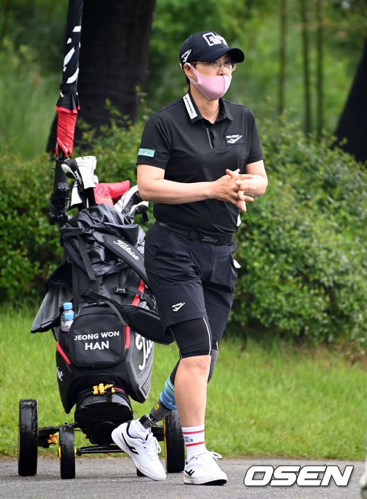 [OSEN=이천, 조은정 기자]아마추어 한정원, 프로 오지현, 이지현2가 1번홀 티샷에 앞서 공을 확인하고 있다. 2021.05.28 /cej@osen.co.kr