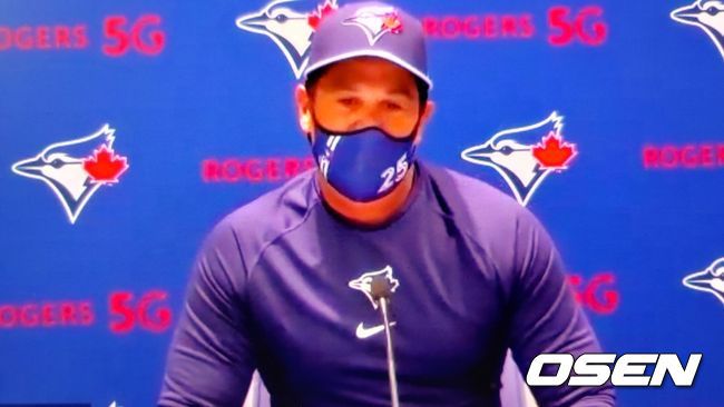 [사진] 화상인터뷰를 하고 있는 토론토 찰리 몬토요 감독.