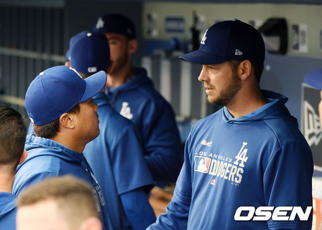 [사진] 2019년 LA 다저스에서 함께 뛴 류현진과 리치 힐이 서로 이야기 하고 있다.
