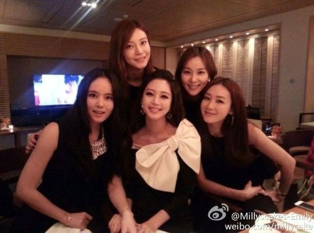 [사진=웨이보 화면] 배우 차예련(왼쪽 위부터 시계방향), 고소영, 최지우, 한예슬, 한가인이 한 자리에 모여 찍은 사진. '연예부장' 측은 해당 사진이 주인공 한예슬을 중심으로 여배우들이 '가라오케'에서 모임을 가진 것이라고 주장했으나 사실이 아닌 것으로 드러났다. 해당 사진은 한 기업이 주최한 송년 모임에 참석한 스타들 중 위 다섯 명이 찍은 기념사진으로 드러났다.